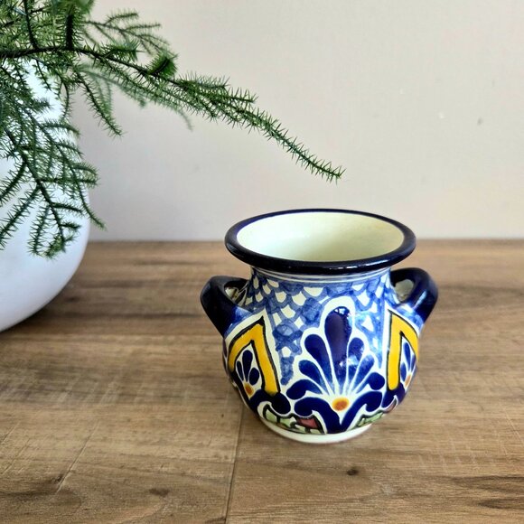 Small vintage hand painted Mexican terracotta/ceramic Talavera bud vase. - Picture 2 of 7